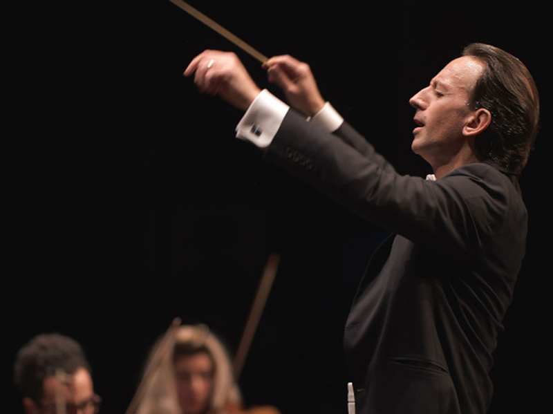 Diego Miguel Urzanqui dirigeix la Nova Orquestra de Cambra de l’Empordà. (Foto: lagorga.cat).