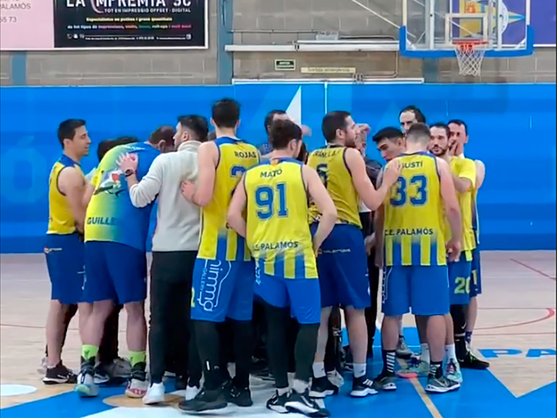 Els jugador del Club Esportiu Palamós un cop finalitzat el partit d'ahir. (Foto: CE Palamós).