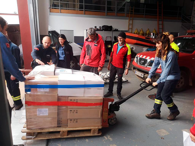 Enviament de material sanitari mitjançant el transport ofert per una ONG de Bombers solidaris. (Foto: Ajuntament de Palamós).