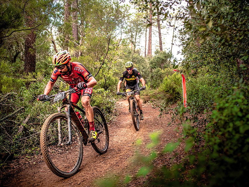 Dos ciclistes fent una de les rutes per a bicicleta de muntanya. (Foto: Centre Trail Palamós).