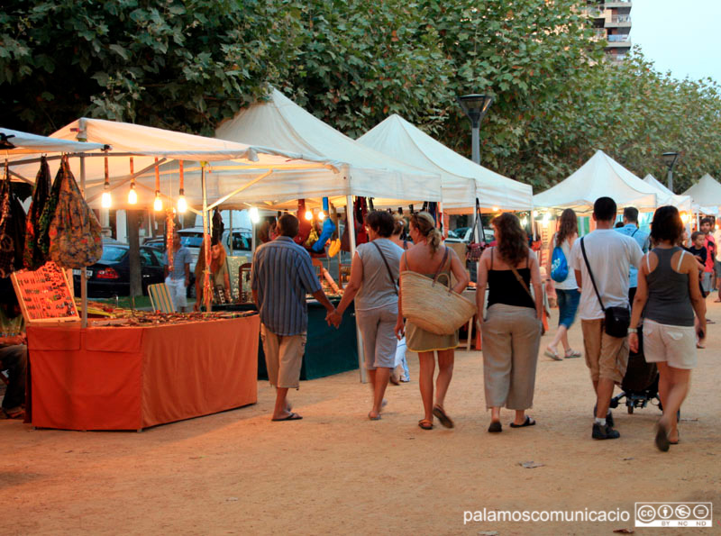 Imatge d'arxiu de les parades del mercat d’artesania del passeig del Mar.