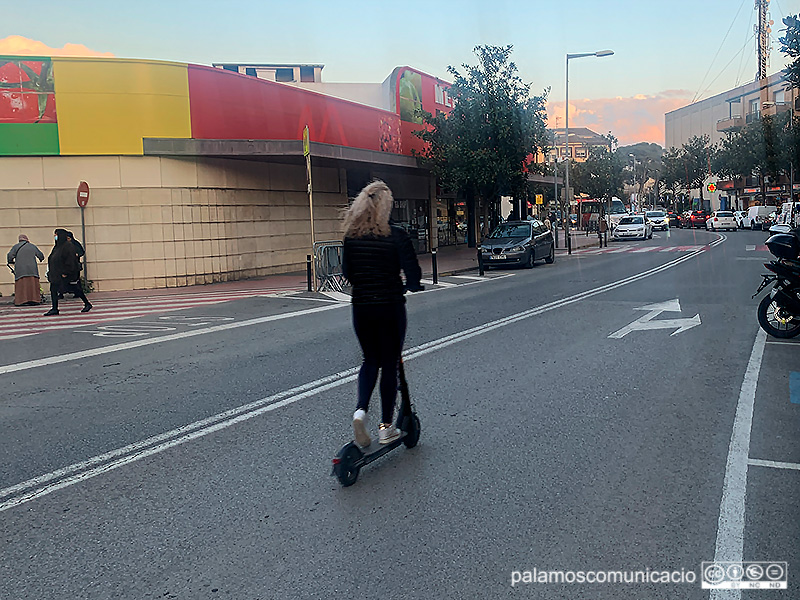 Una persona circulant amb un patinet elèctric ahir a la tarda a l'Avinguda de Catalunya.