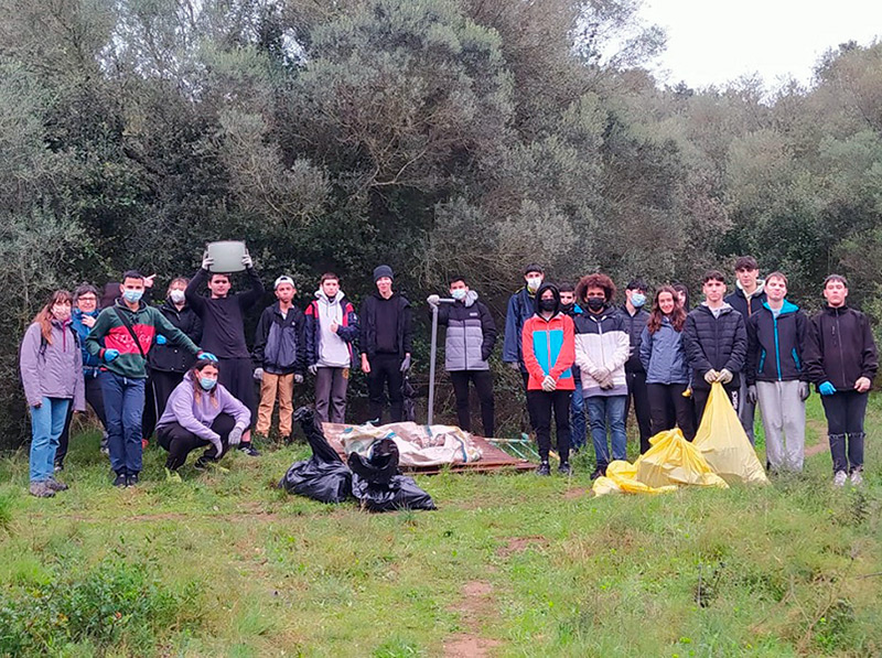 Foto dels alumnes participants en l'acció de sensibilització mediambiental amb la brossa recollida. (Foto: Ajuntament de Palamós).