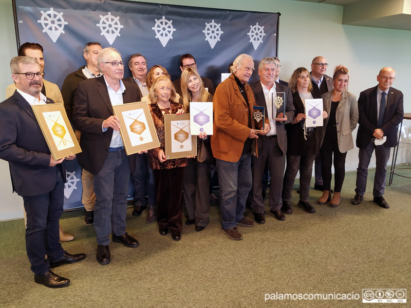 El xef Toni Izquierdo, segon a l'esquerra, amb el guardó que reconeix els més de 50 anys del restaurant Mas dels Arcs.