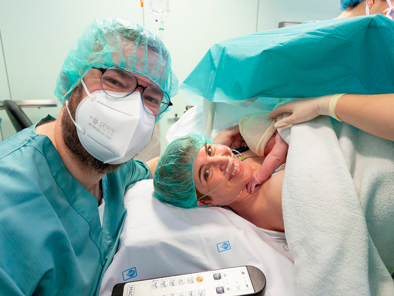 La Mia, filla de la Meritxell i en Jordi, va néixer aquest dilluns a l'hospital de Palamós. (Foto: SSIBE).