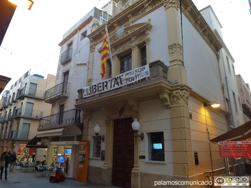 L'Ajuntament de Palamós amb la pancarta de suport als independentistes represaliats.