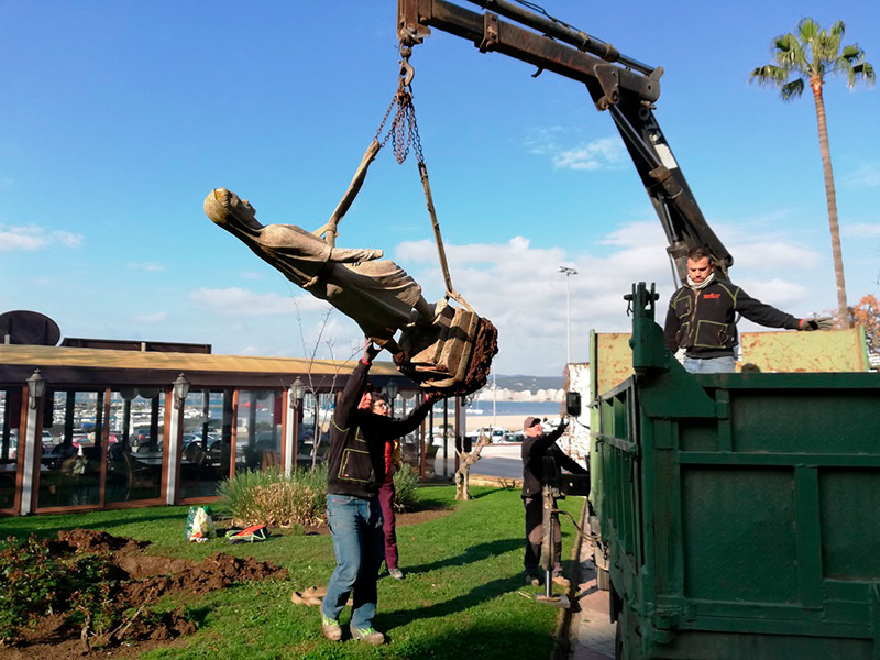 Les feines del trasllat de les escultures, per iniciar la seva restauració. (Foto: Ajuntament de Palamós).