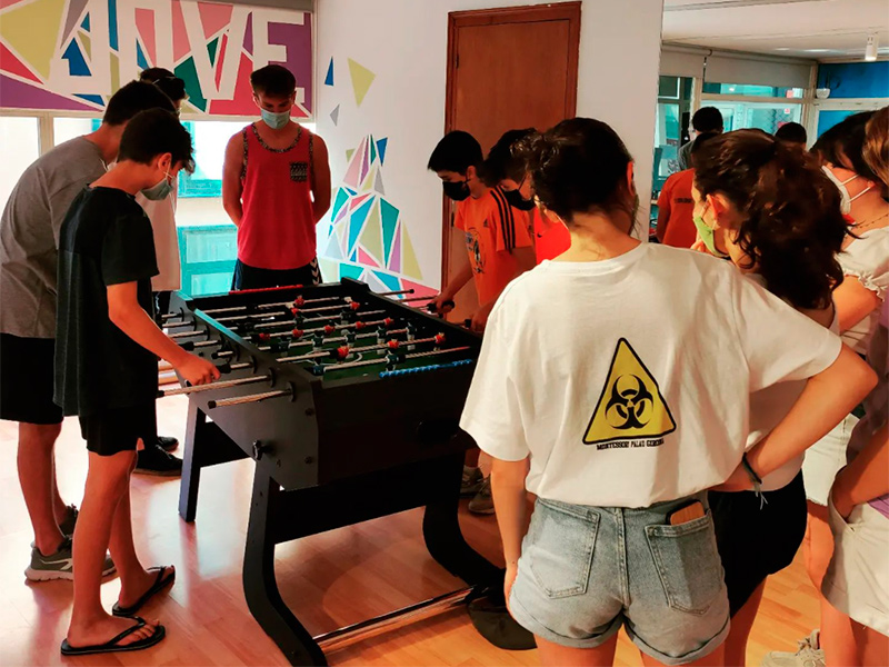 Un grup de joves a l'Espai Jove de Palamós. (Foto: Punt Jove Palamós).