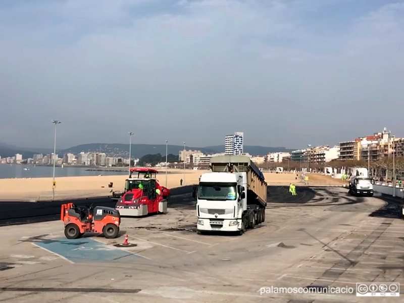 Mquinària treballant a l'aparcament de la platja, aquest passat dimarts.