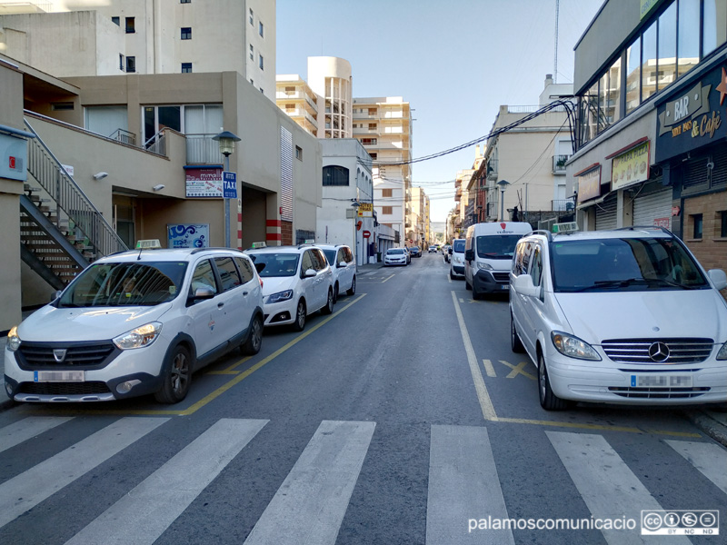 Imatge d'arxiu de la parada de taxis de Palamós, al carrer de López Puigcerver.