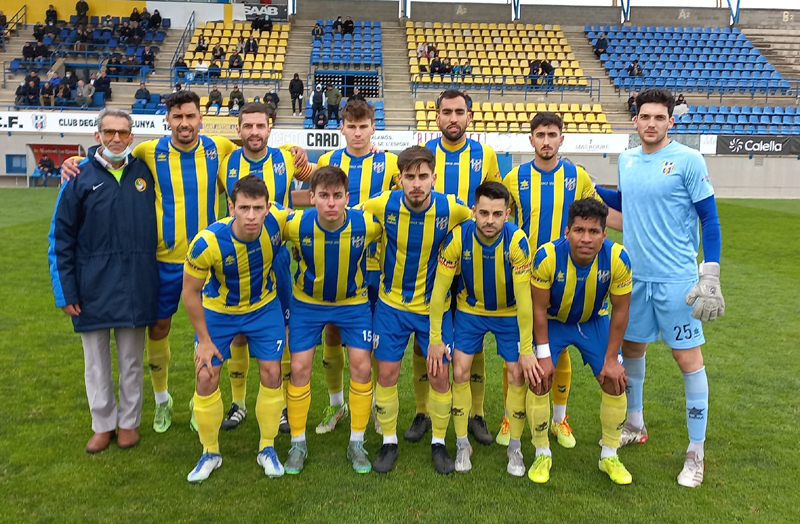 L'onze inicial del Palamós CF davant la Montanyesa. (Foto: Palamós CF)