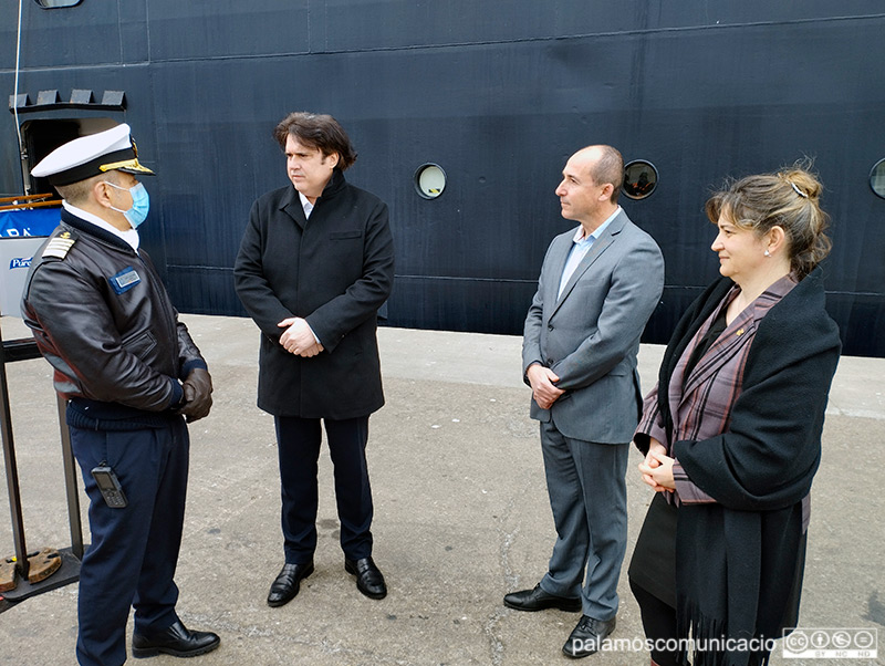 El capità de l'Azamara Pursuit acompanyat pel Director de Ports de la Generalitat i per l'alcalde i primera tinent d'alcalde de Palamós.