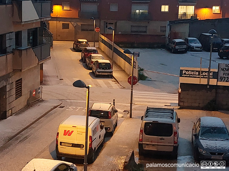 Carrers de Palamós emblanquinats per la calamarsa caiguda el passat divendres.