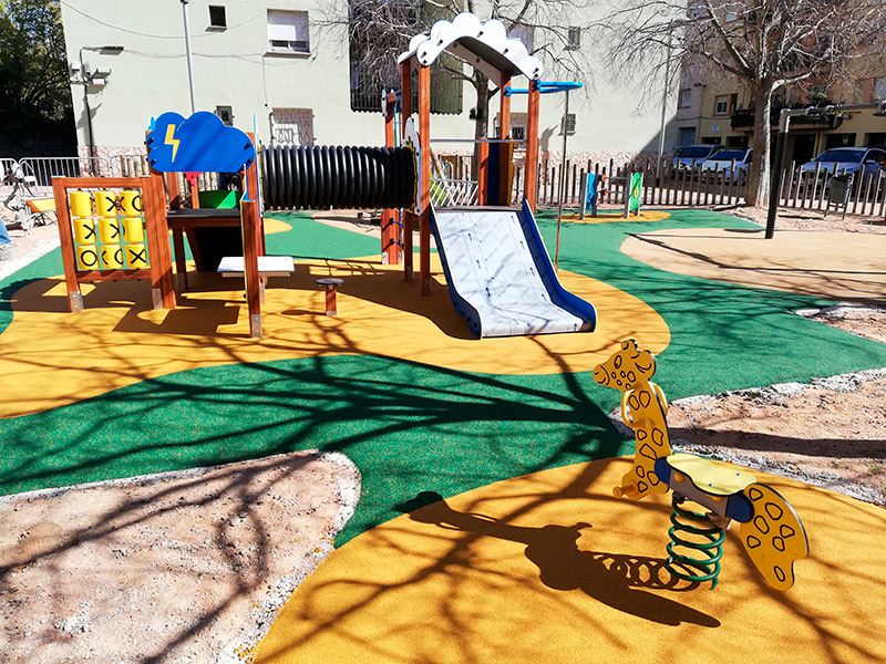 Els nous jocs del parc infantil de la plaça de Mas Guàrdies. (Foto: Ajuntament de Palamós).