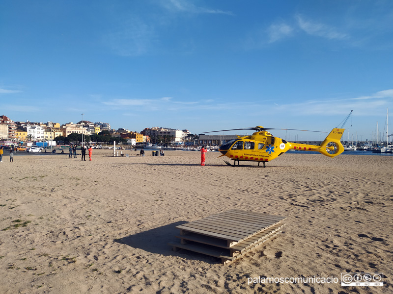 Helicòpter del SEM, ahir a la platja Gran. 