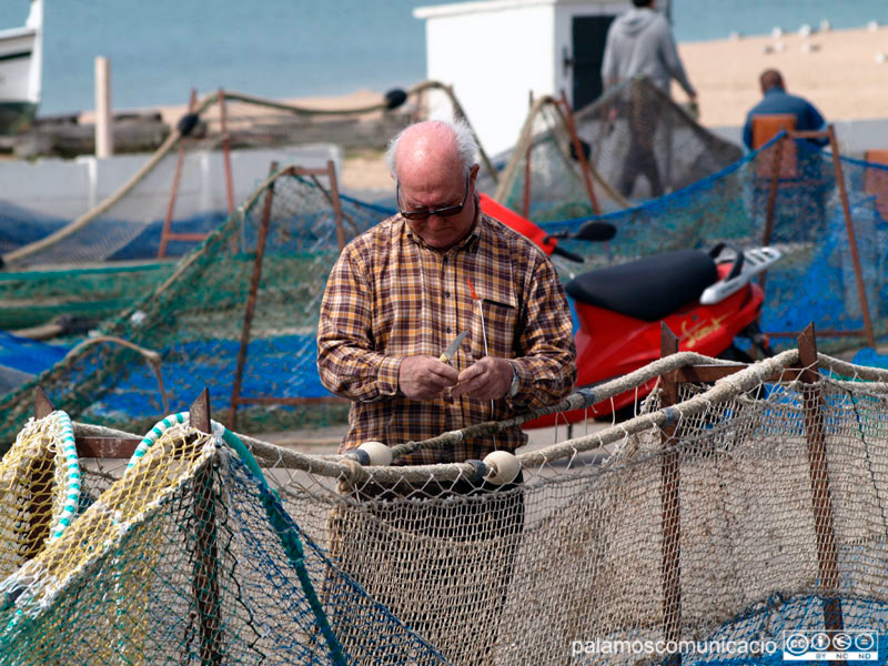 Un pescador de Palamós remendant les xarxes.