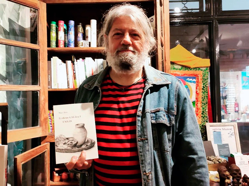 Marc Boix amb el seu darrer llibre, 'Li diran GALileu I. Exilis'.