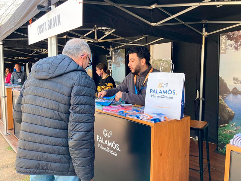 El punt informatiu turístic de Palamós ubicat a la Fira del Ram de Vic. (Foto: Ajuntament de Palamós).