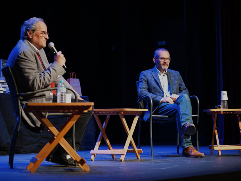 Costa, a la dreta, va acompanyar Quim Torra a Palamós durant la presentació del llibre del President. (Foto: ANC Palamós).