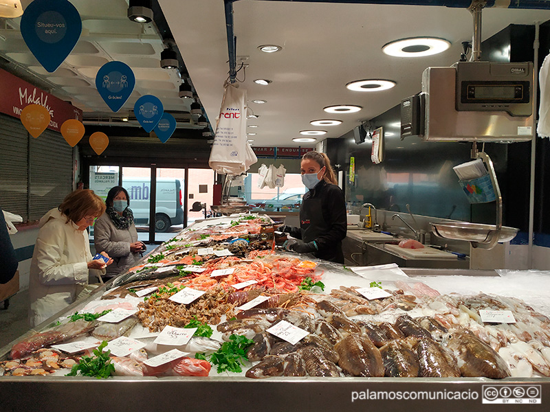 Avui al Mercat Municipal hi havia treballadores i clients que continuaran portant mascareta.