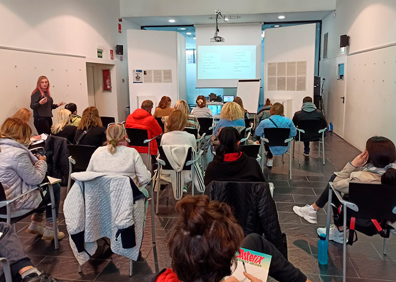 Les classes s'imarteixen a la Biblioteca Lluís Barceló i Bou. (Foto: Ajuntament de Palamós).