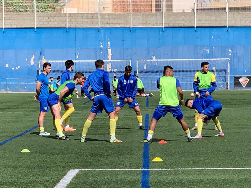 Els jugadors del PalamósCF escalfant al Municipal de Llefià minuts abans de l'inici del partit(Foto: Palamós CF)