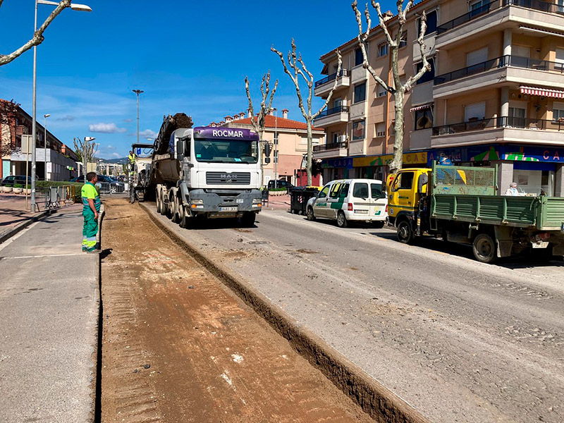 Feines d'asfaltatge a l'Avinguda de Catalnya, entre els carrers de la Mercè i d'Enric Vincke. (Foto: Ajuntament de Palamós).