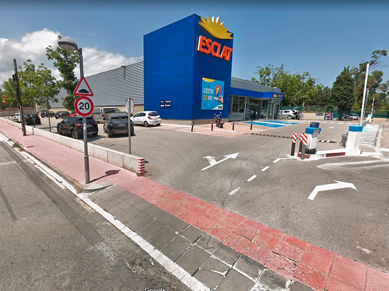 El supermercat Esclat situat a l'entrada de l'urbanització de Mas Pareras. (Foto: Google Maps).