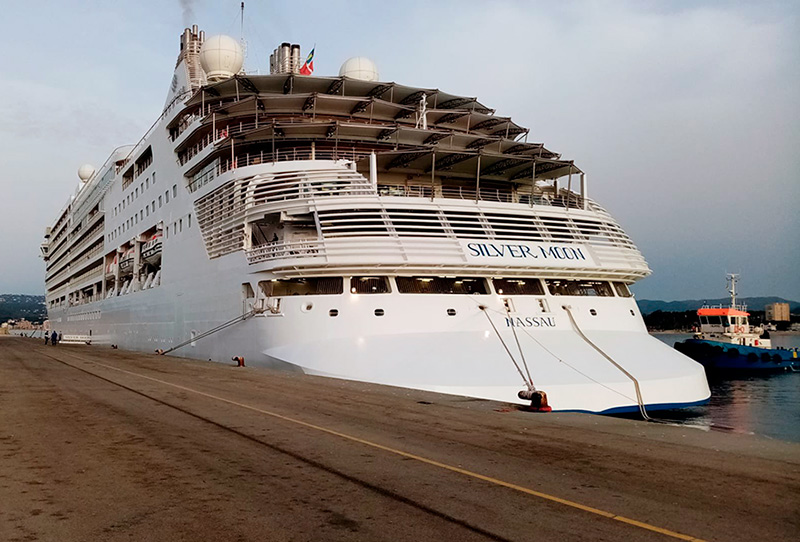 El creuer Silver Moon amarrat aquest matí al port de Palamós, (Foto: Ports de la Generalitat).