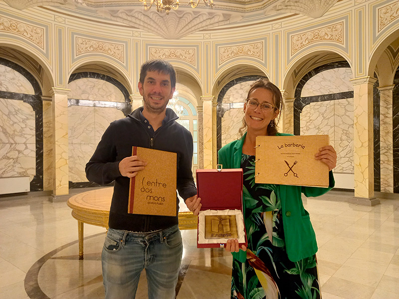Roger Cama i Mariona Costa, d''Entre dos mons' i 'La Barberia del Muro', guanyadors dels premis Cartaví.