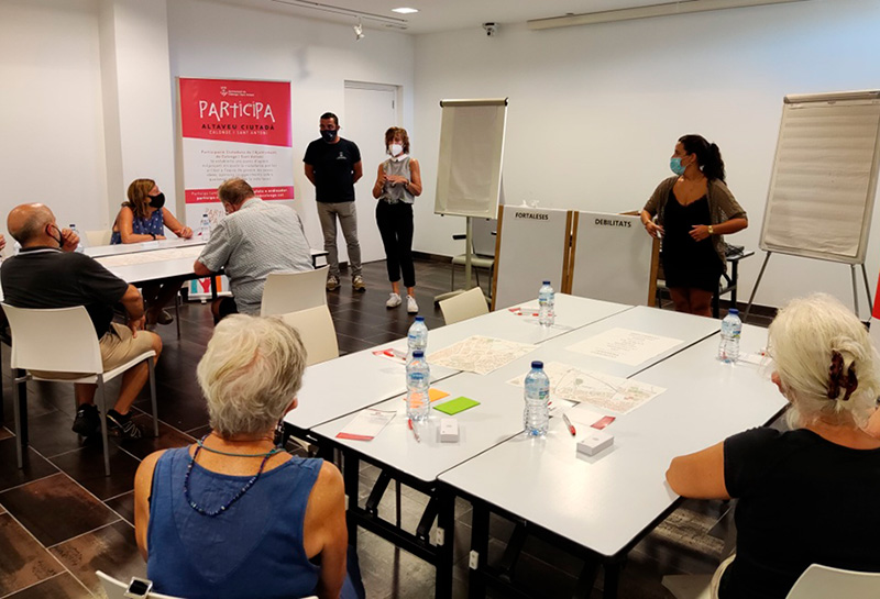 Els veïns i les veïnes dels barris de Puigsapera i Sant Antoni Est, durant una de les sessions de Consulta de Barris. (Foto: A. Calonge i Sant Antoni)