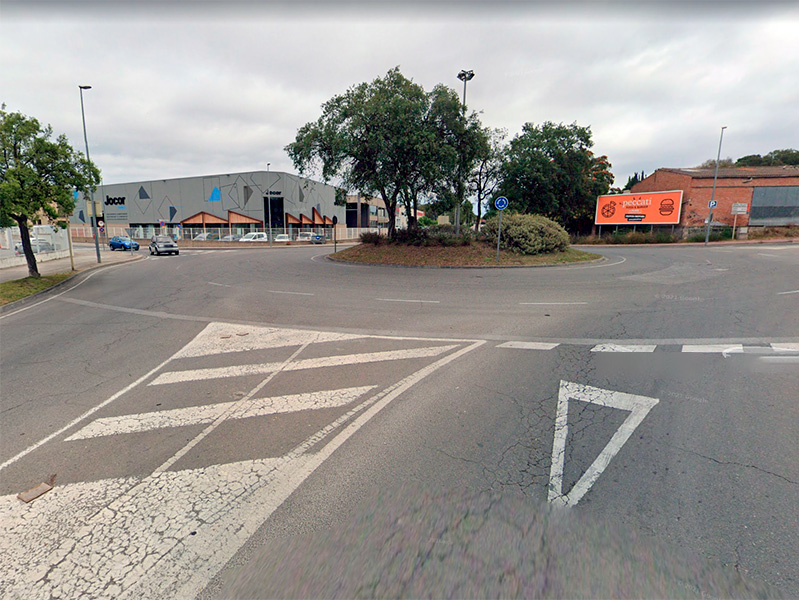 L'accident es va produir ahir al giratori dels carrers d'Arnau Sa Bruguera i Àngel Guimerà, cap a 3/4 d'una del migdia. (Foto; Google Maps).