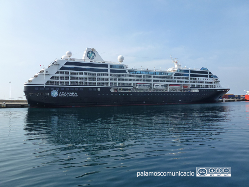 L'Azamara Quest, tot un clàssic de les escales de creuer al port de Palamós.