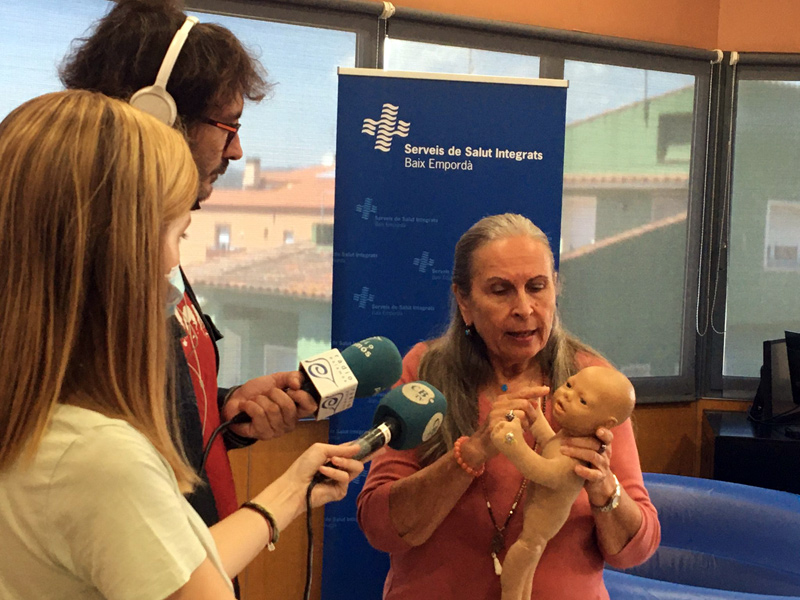 Barbara Harper, atenent els mitjans de comunicació durant un descans del curs. (Foto: SSIBE).