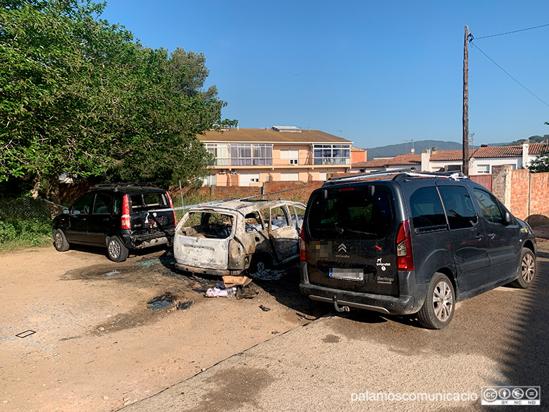 Els vehicles afectats pel foc d'aquesta passada matinada.