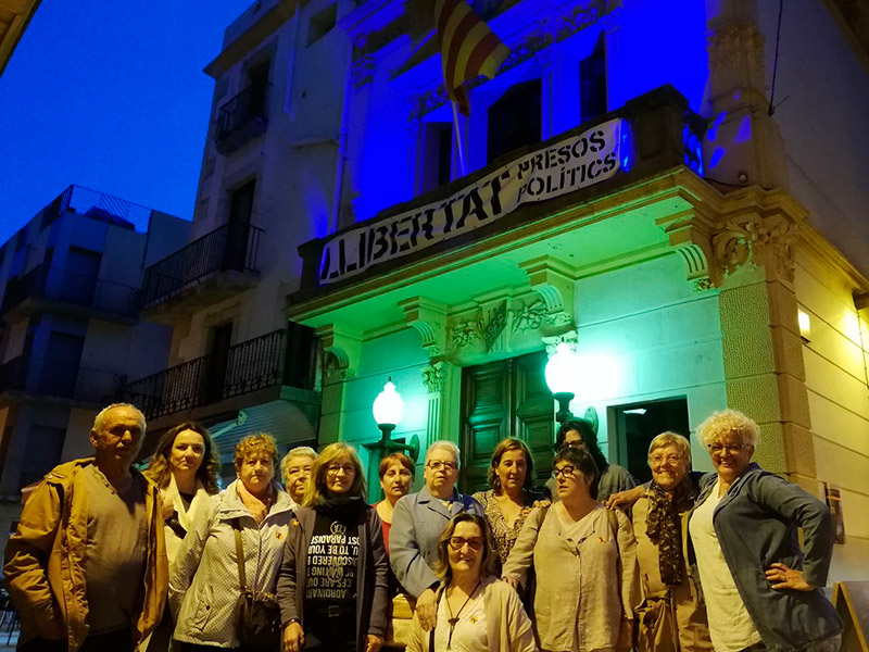 Encesa de la il·luminació de l'Ajuntament en suport a les persones afectades de fibromiàlgia.