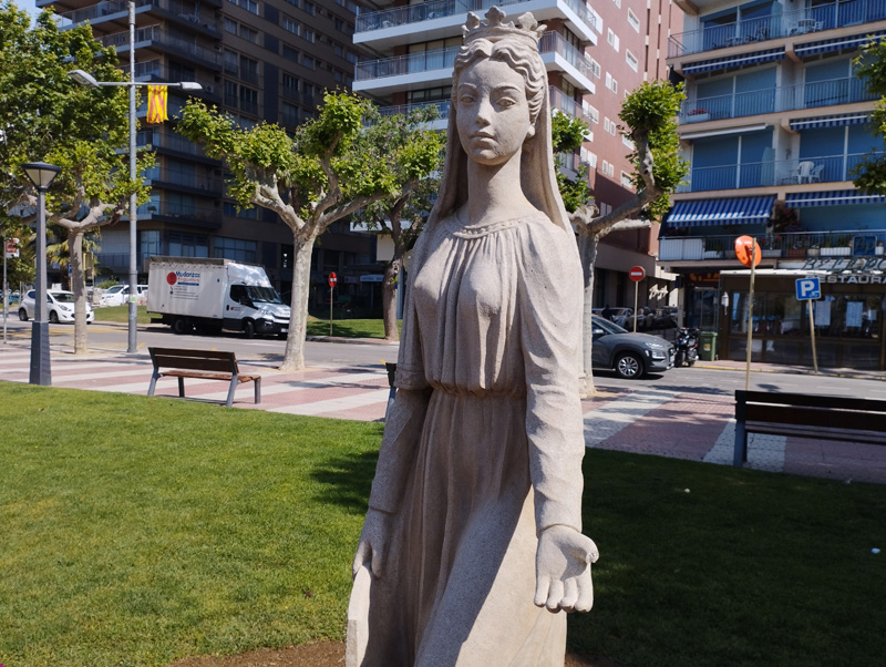 L'escultura 'Homenatge a la dona', situada als jardins de l'1 d'Octubre.