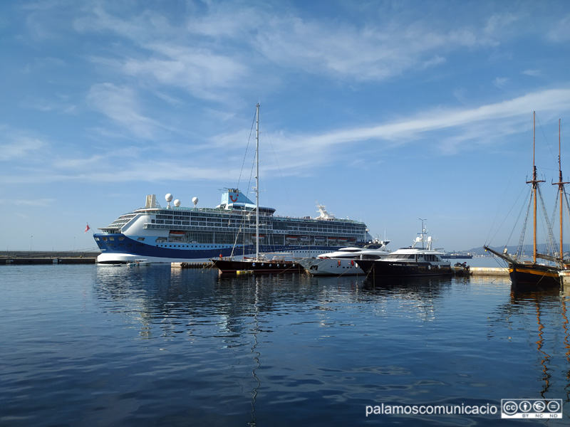 El Marella Discovery, aquest matí al port de Palamós.