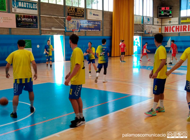 Els jugadors del CE Palamós abans de l'inici del partit d'ahir.
