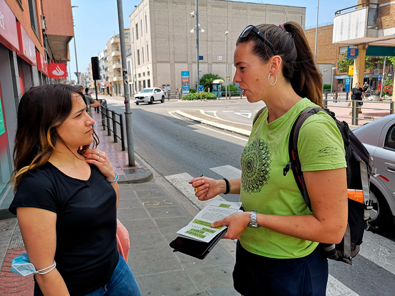 Una educadora ambiental realitzant l'enquesta ciutadania. (Foto: Ajuntament de Palamós).