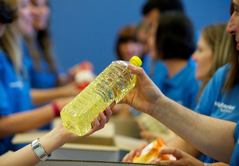 A Catalunya hi ha més de 236.500 persones que recorren als Bancs d'Aliments. (Foto; CaixaBank).