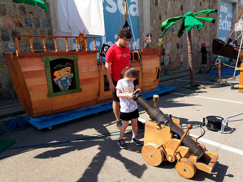 L'infant va prendre mal en aquesta atracció del festival 'Palamós Terra de Mar'. (Foto: Ajuntament de Palamós).