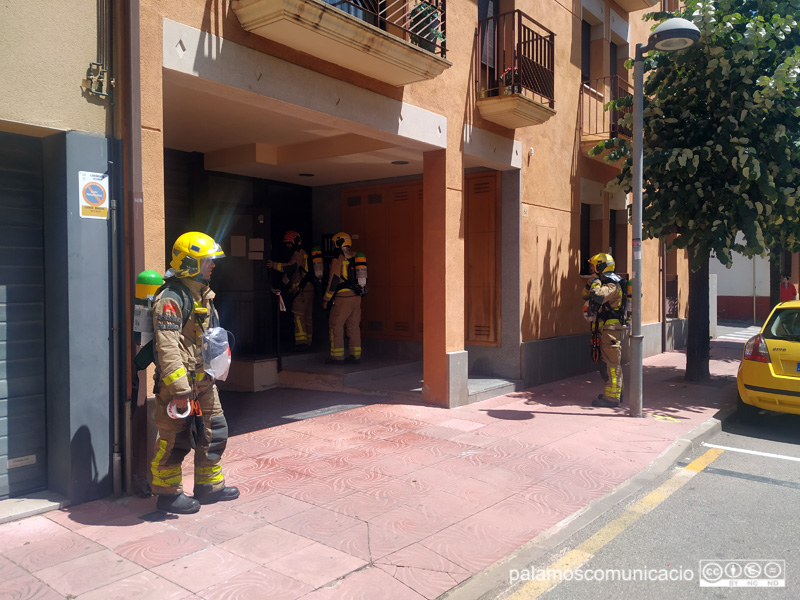 Bombers comprovant si la fuita ve d'un immoble del carrer Ample.