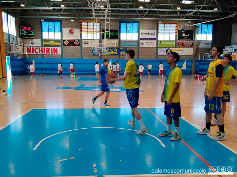Els jugadors del Club Esportiu Palamós abans del partit disputat ahir al Pavelló Municipal de Palamós.