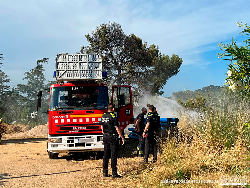 Policia Local i Bombers treballant per apagar el foc que hi va haver ahir al barri de Pla d'Es Pla.