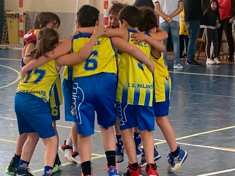 L'equip premini del Club Esportiu Palamós en un partit d'aquesta passada temporada. (Foto: CE Palamós).