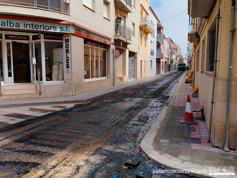 Feines d'asfaltatge al carrer d'Alba de Palamós, aquest matí.