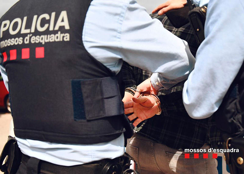 Les dues persones detingudes comptaven amb antecedents per fets similars. (Foto: Mossos d'Esquadra).