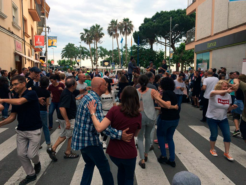 Gent ballant swing en una edició anterior de la fira 'PalamóSwing'. (Foto: Fecotur).