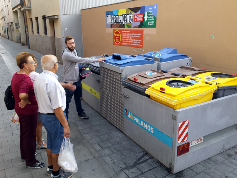 Contenidors d'escombraries en una de les illes emergents de Palamós. (Foto: Ajuntament de Palamós).